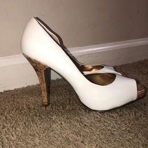 White shoe with cork heel
